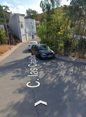 Acerado cortado en CALLE LAS CAPILLAS