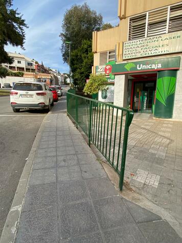 Ampliar el ancho del acerado junto Banco Unicaja